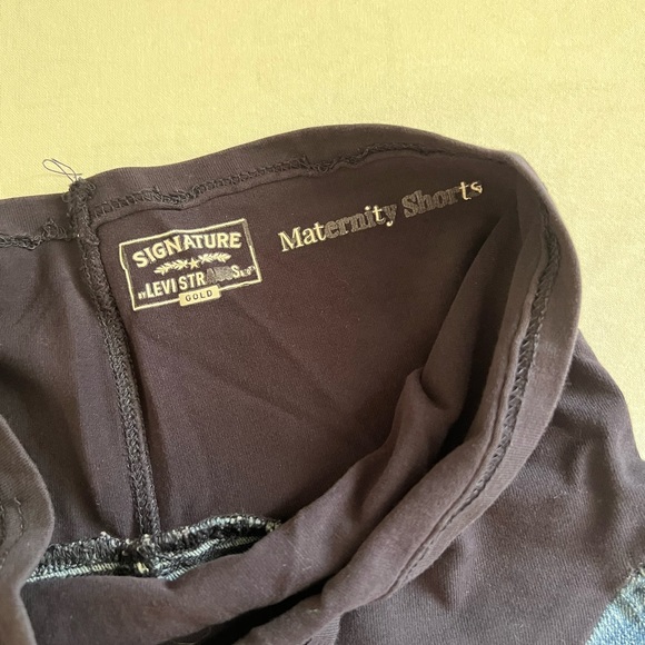 Levi’s Maternity Shorts - Picture 4 of 4